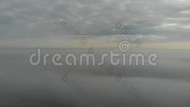 在云层上空飞行。 凌晨无人机拍摄的视频。 城市上空的烟雾。 环顾全景。 实<strong>时时</strong>间